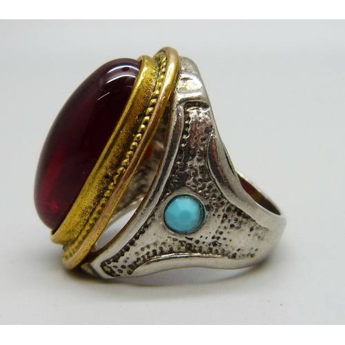 1021 - A cabochon red stone set ring, Q