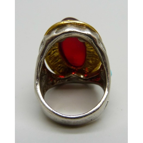 1021 - A cabochon red stone set ring, Q