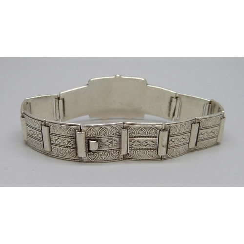 1025 - A white metal bracelet, 41g