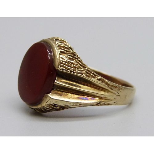 1043 - A 9ct gold carnelian set ring, London 1981, 5.6g, W/X