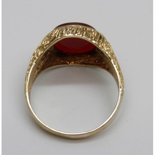 1043 - A 9ct gold carnelian set ring, London 1981, 5.6g, W/X