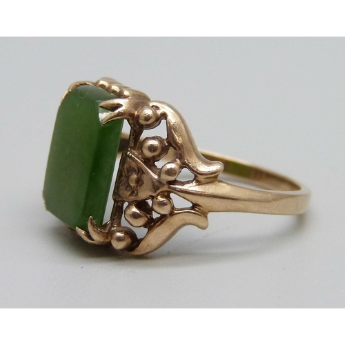 1045 - A 9ct gold and nephrite stone ring, 3.9g, O