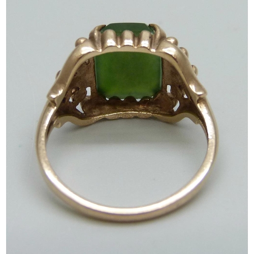 1045 - A 9ct gold and nephrite stone ring, 3.9g, O