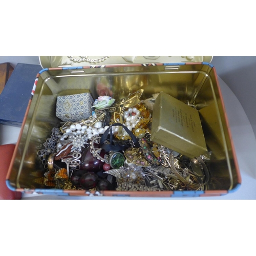 690 - Costume jewellery including jewellery boxes, and 3g of 9ct and 10ct gold