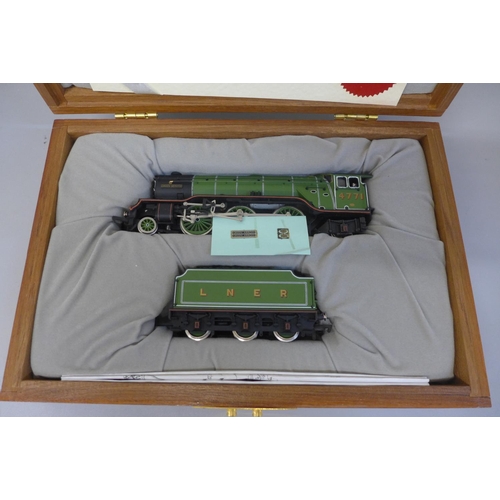 702 - A Bachmann limited edition Green Arrow 00 gauge model train engine, unrun, with certificate