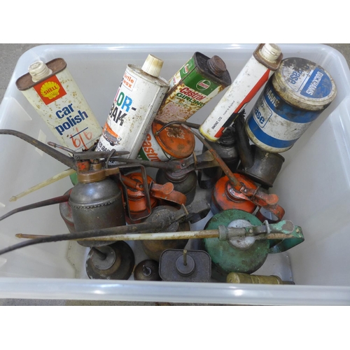 723 - A collection of vintage oil cans and tins, some with contents, Shell and Castrol included **PLEASE N... 