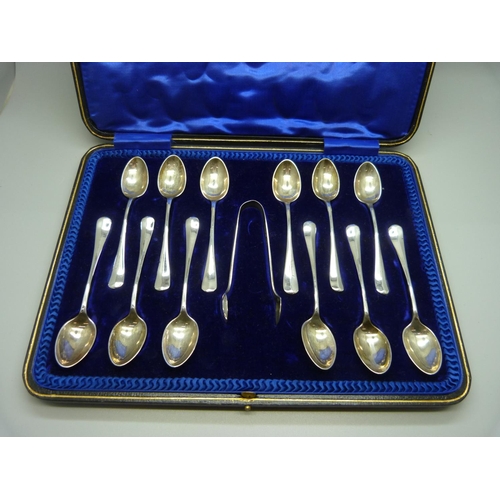 800 - A boxed set of twelve rattail spoons and sugar bows, Sheffield 1913, 196g