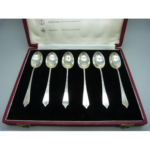 801 - A boxed set of six silver dog nose spoons, Edinburgh 1963, 65g