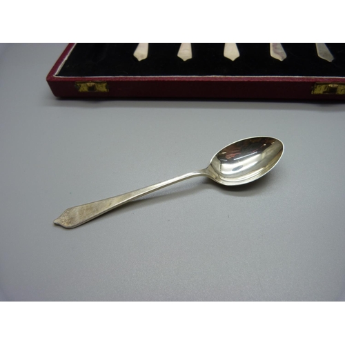 801 - A boxed set of six silver dog nose spoons, Edinburgh 1963, 65g