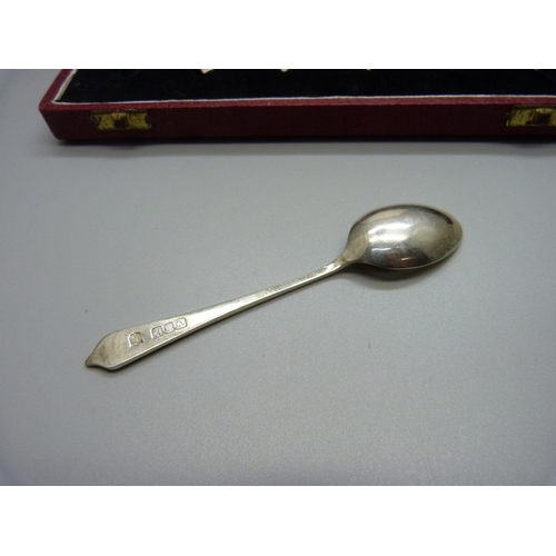 801 - A boxed set of six silver dog nose spoons, Edinburgh 1963, 65g