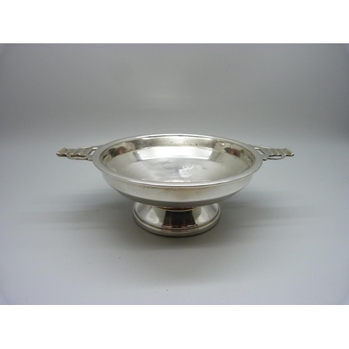 810 - A silver Art Deco style two handled bowl, 146g