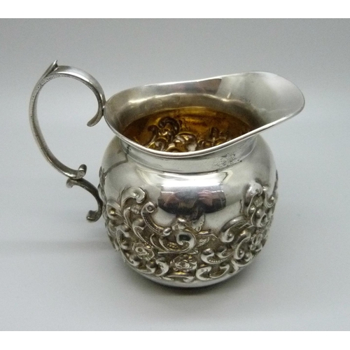 811 - A silver embossed jug, Birmingham 1902, 73g