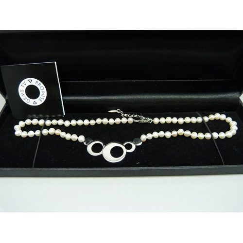 822 - A silver and pearl necklace