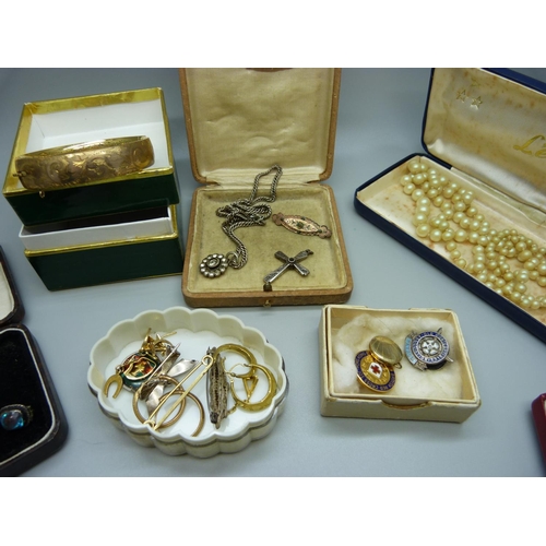 854 - Assorted Victorian and later jewellery