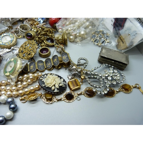 858 - Vintage costume jewellery