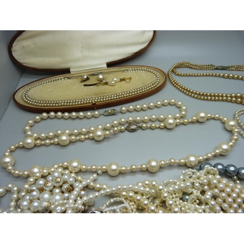 861 - Five strings of faux pearls with silver clasps, two pairs of earrings and a bag of faux pearls