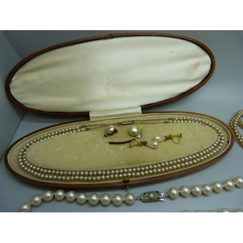 861 - Five strings of faux pearls with silver clasps, two pairs of earrings and a bag of faux pearls