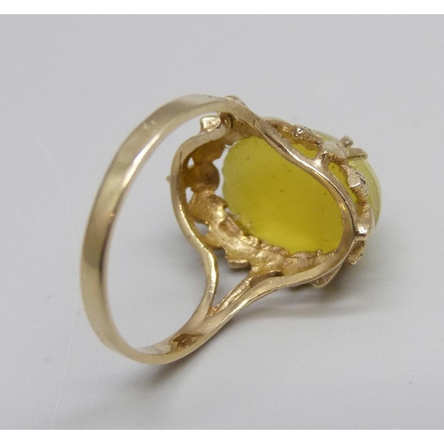 865 - A 9ct gold, yellow moonstone cabochon ring, 3.7g, O