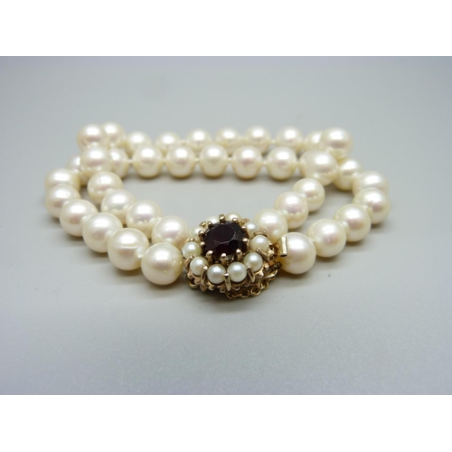 870 - A two row pearl bracelet with a 9ct gold clasp