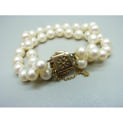 870 - A two row pearl bracelet with a 9ct gold clasp