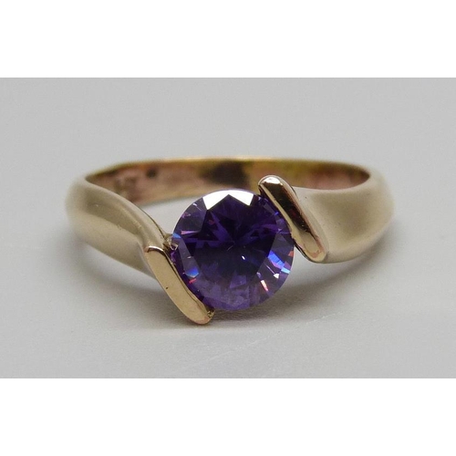 884 - A designer style yellow metal, amethyst solitaire ring, stamped 9ct, 3.9g, Q