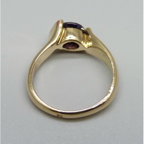 884 - A designer style yellow metal, amethyst solitaire ring, stamped 9ct, 3.9g, Q