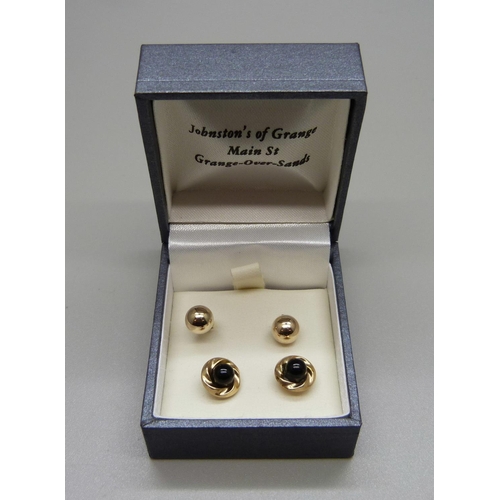 921 - Two pairs of 9ct gold ear studs, 1.0g