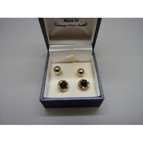 921 - Two pairs of 9ct gold ear studs, 1.0g