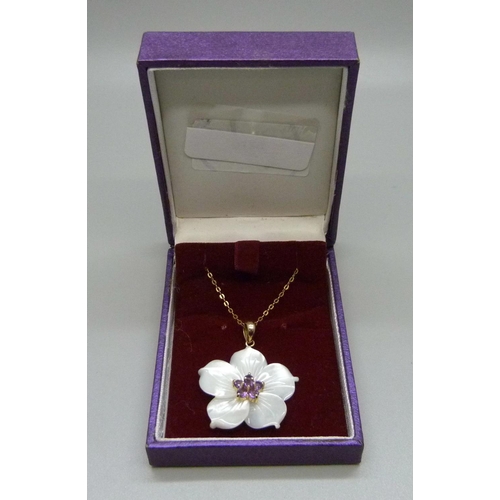 922 - A carved pearl and amethyst 9ct gold mounted pendant and chain