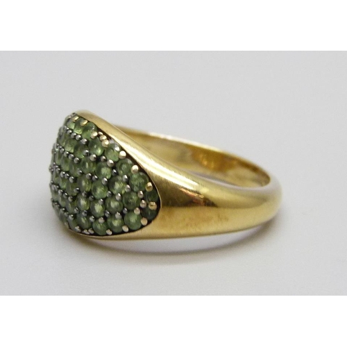 924 - A silver gilt pave set peridot ring, N