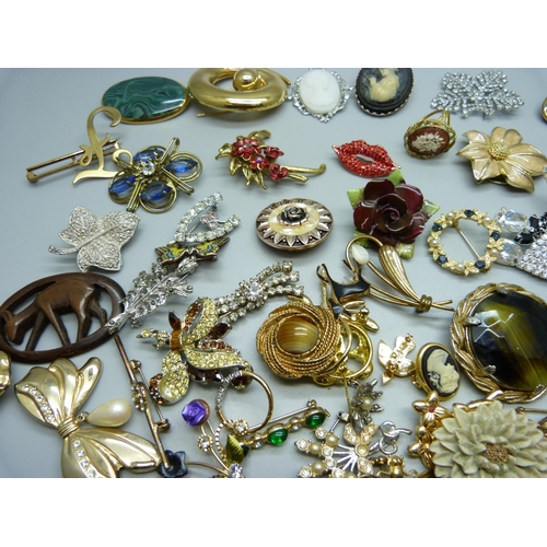 934 - Costume brooches and scarf clips