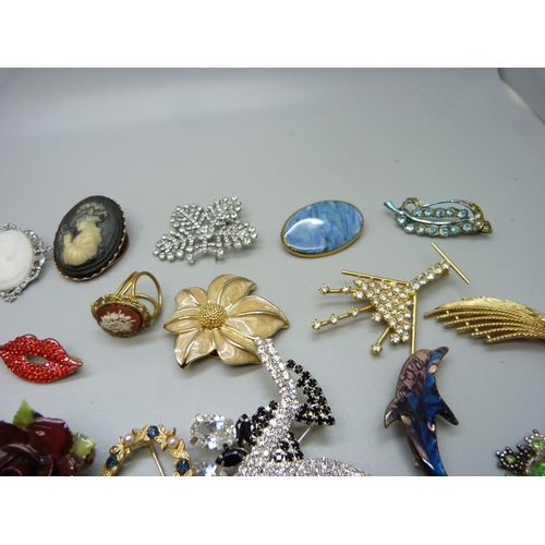 934 - Costume brooches and scarf clips