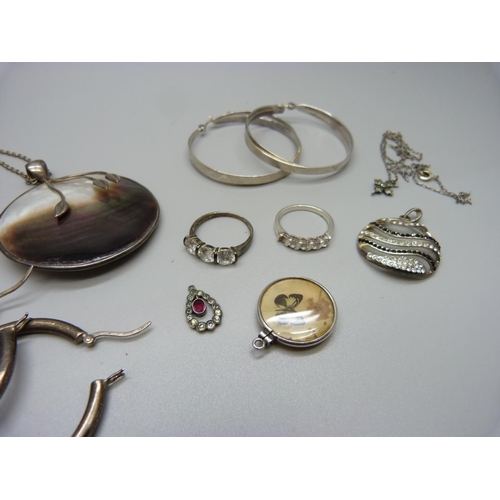 939 - Silver jewellery, rings, earrings and pendants and chains, 71g