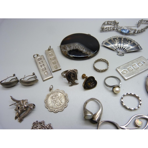 981 - Two silver ingots, a silver and agate slice brooch, rings, fob and other silver jewellery, 200g