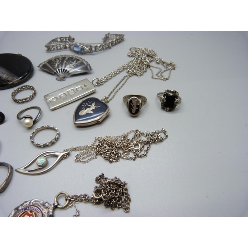 981 - Two silver ingots, a silver and agate slice brooch, rings, fob and other silver jewellery, 200g