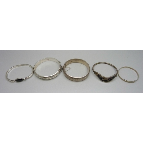 984 - Five silver bangles, 94g