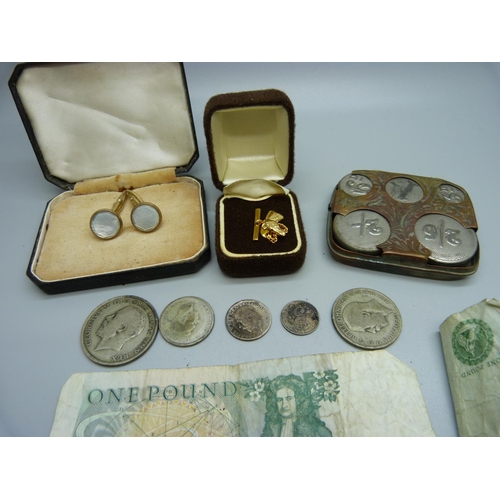 987 - A coin holder, five silver coins, a pair of cufflinks, lapel pin and three one pound notes