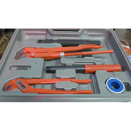 2040 - Unused BSP pipe threading kit with stilsons and pipe cutter, ¼ bsp to 1¼ bsp