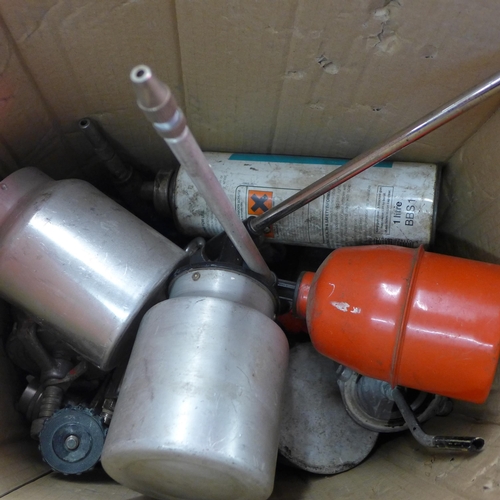 2048 - Approx 5 spray guns, underseal gun & more