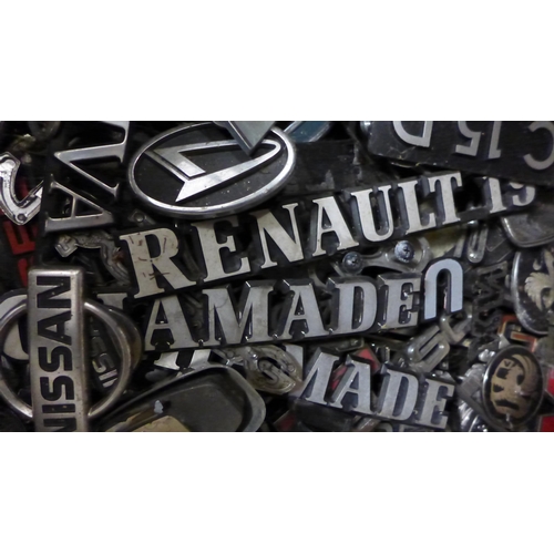 2157 - Approx 50 assorted car badges