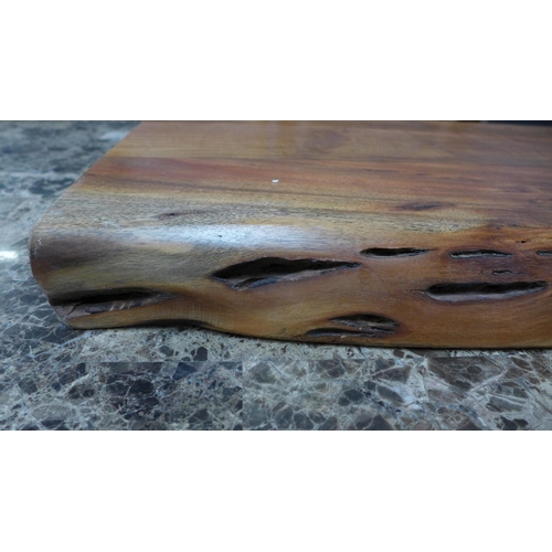 1466 - A large hardwood chopping board