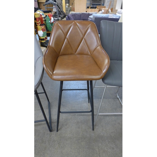 1508 - Four mixed bar stools