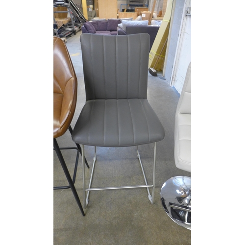 1508 - Four mixed bar stools