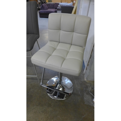 1508 - Four mixed bar stools