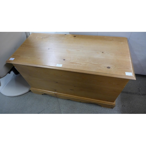 1592 - A pine large blanket box