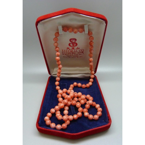 942 - A Taiwan coral necklace in original box