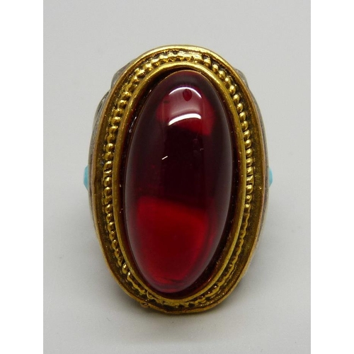 986 - A cabochon red stone set ring, Q