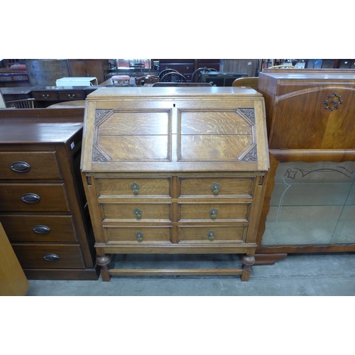 158 - An early 20th Century oak bureau