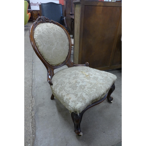 214 - A Victorian walnut and fabric upholstered spoonback lady's chair