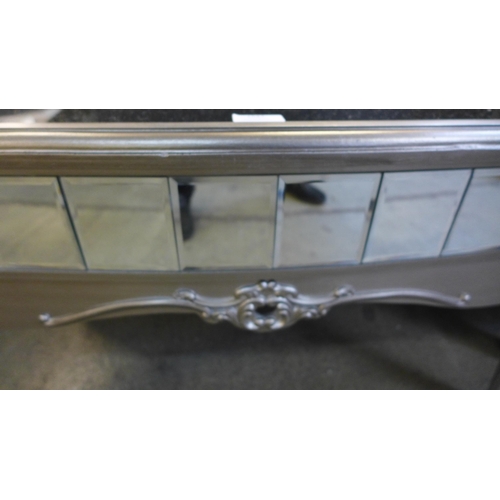 1582 - A silver mirrored coffee table